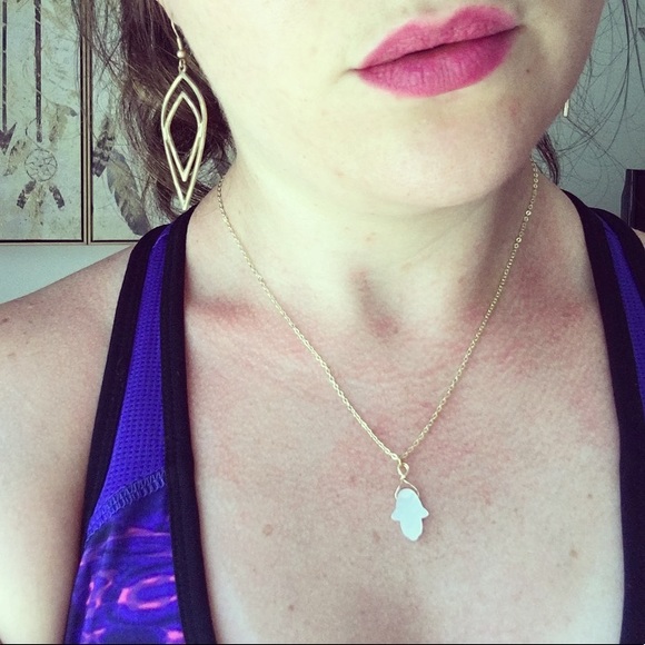 🙌🏻 14k Gold Hamsa Genuine Carved Shell - Picture 3 of 3